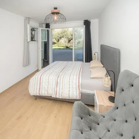 Amazing In With Private Swimming Pool, Be Inside Or Outside *